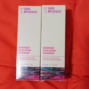 Good molecules exfoliating treatment.